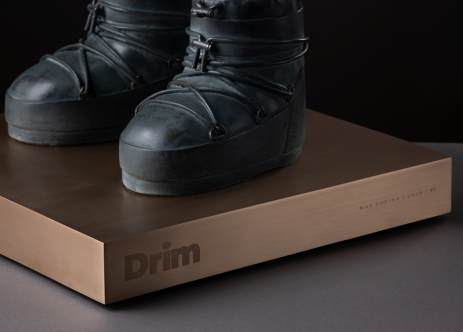 Drim 2026 — moonboots on the engraved plinth