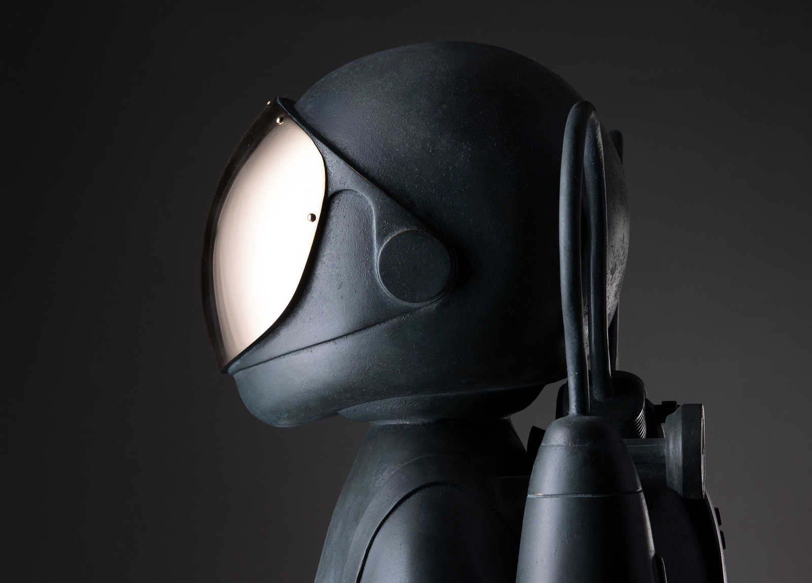 Drim 2026 — detail, helmet in profile with polished visor