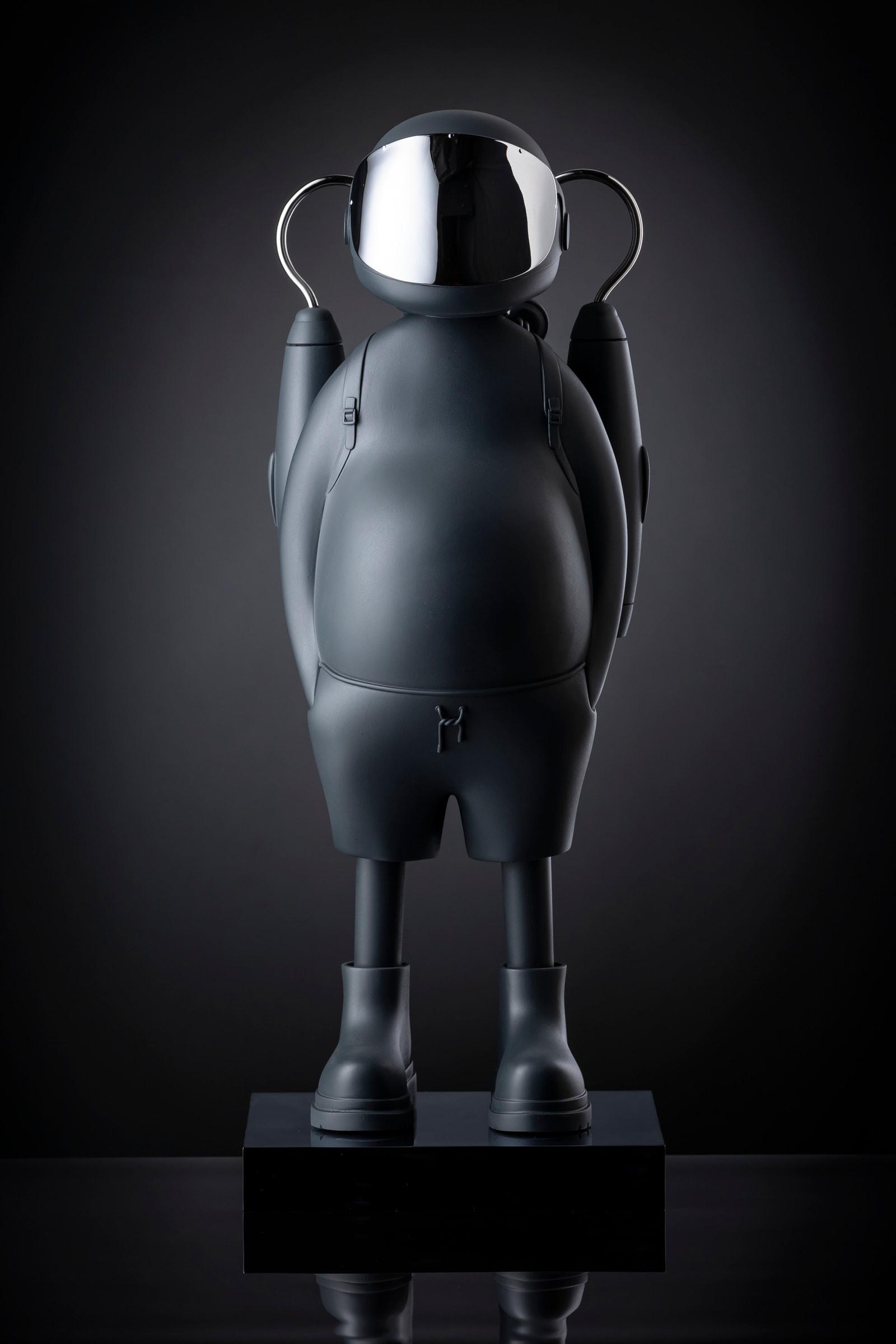 Drim 2025 — fine art resin work by Max Sheika, full figure with chrome visor