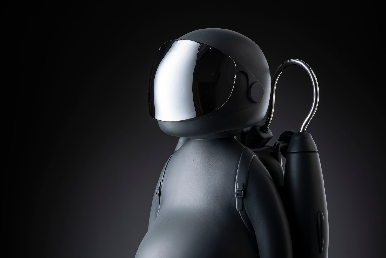 Drim 2025 — detail, helmet with chrome visor, three-quarter