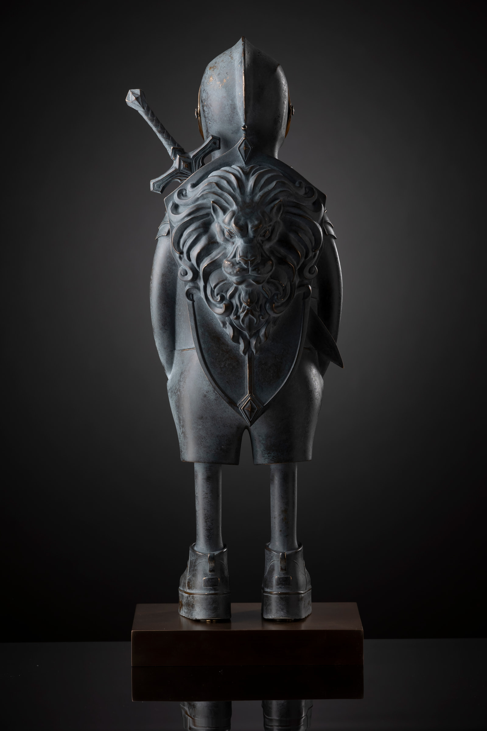 Nite — full figure from behind: sword, shield and lion